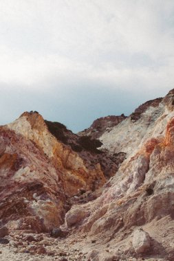 Sarı ve kırmızı kumtaşı kayalıklarla. Rock doku. Yunanistan