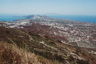  güzel Santorini Island Hava manzara bir dağın tepesine. Üstten görünüm noktası. Thira, Yunanistan.