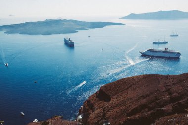 Liner ve diğer gemilerle defne deniz gezisi. Üstten görünüm noktası