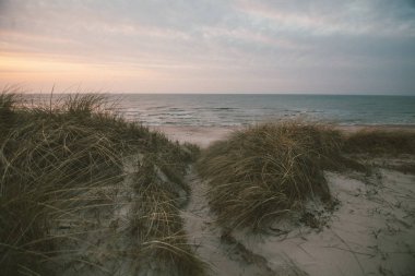 Baltık soğuk deniz günbatımı üzerinde