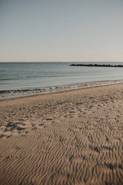 Plaj sarı kum ve ayak izleri