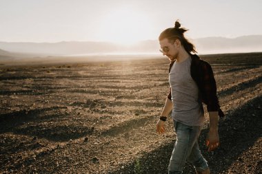 Çölde yürüyen yakışıklı genç adam