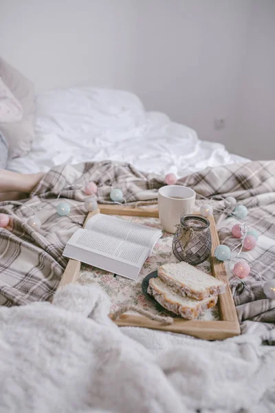 Donna Sul Letto Con Vassoio Legno Con Libro — Foto Stock