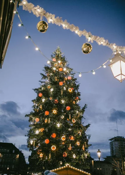 Gedecoreerde Kerstboom Stad — Stockfoto