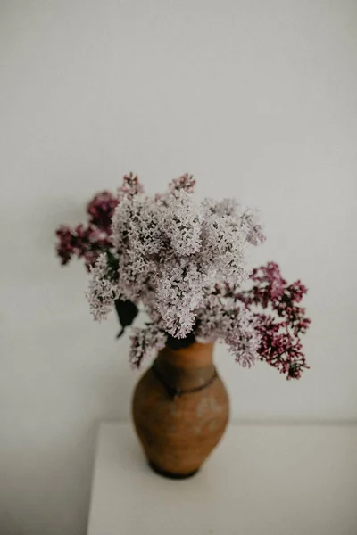 Florero Con Ramo Hermosas Lilas —  Fotos de Stock