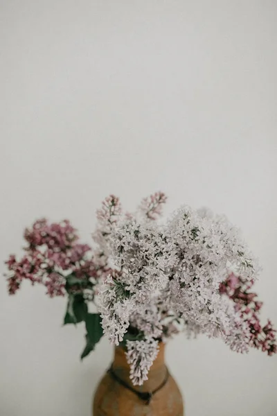 Florero Con Ramo Hermosas Lilas —  Fotos de Stock