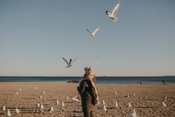 Menina Alimentar Pássaros Praia — Fotografia de Stock