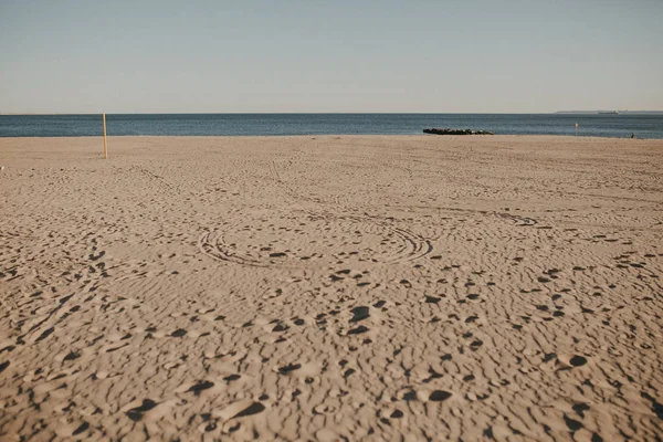 Strand Met Gele Zand Voetafdrukken — Stockfoto