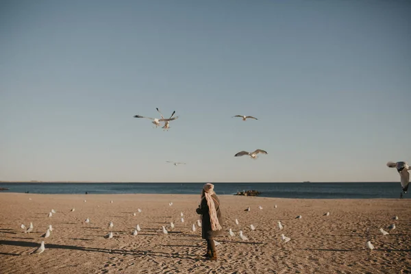 Дівчина Годує Птахів Пляжі — стокове фото