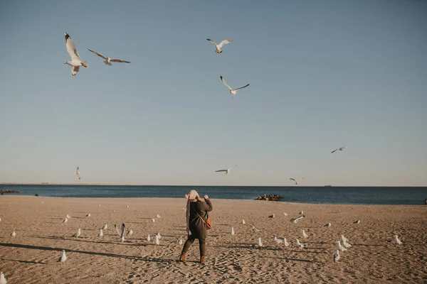 浜辺の鳥をフィードの女の子 — ストック写真