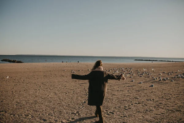 Een Meisje Lopen Het Strand Met Met Vogels — Stockfoto