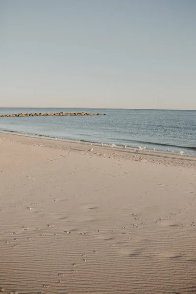 Spiaggia Con Sabbia Gialla Impronte — Foto Stock