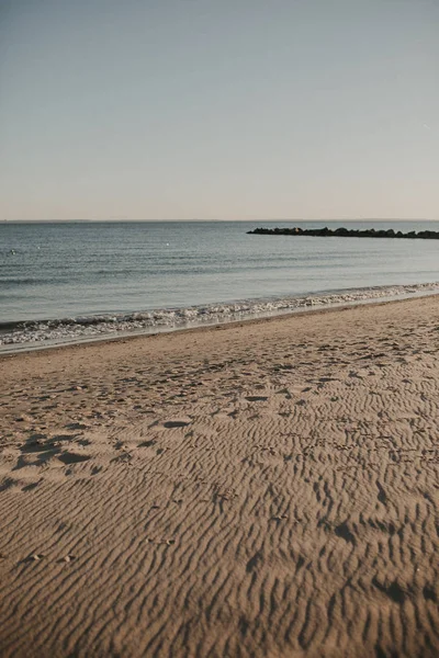 Strand Mit Gelbem Sand Und Fußabdrücken — Stockfoto