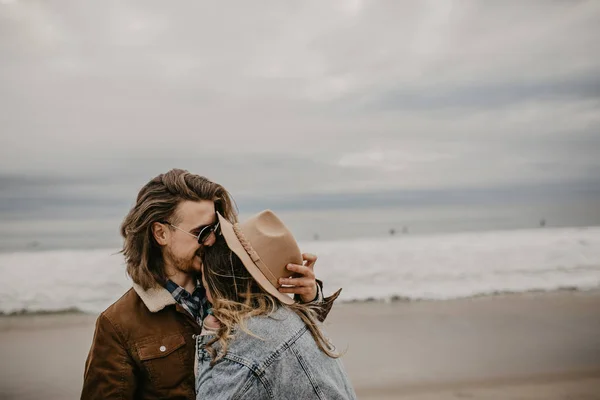 Feliz Pareja Enamorada Caminando Por Playa — Foto de Stock