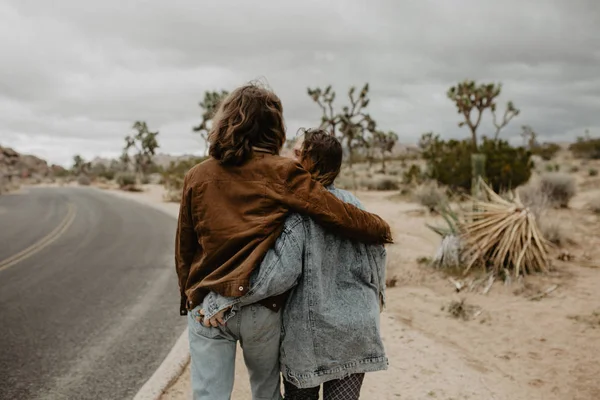 Casal Feliz Amor Andando Sobre Natureza — Fotografia de Stock