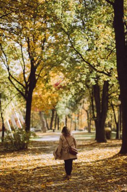 Yalnız kadın, sonbahar park sokakta yürüme