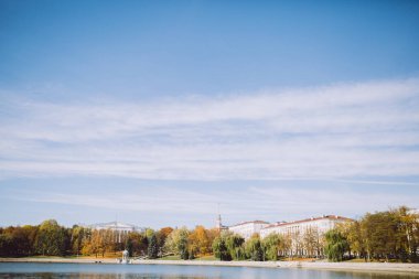 Altın Sonbahar ağaçlar ve göl. Sonbahar manzara