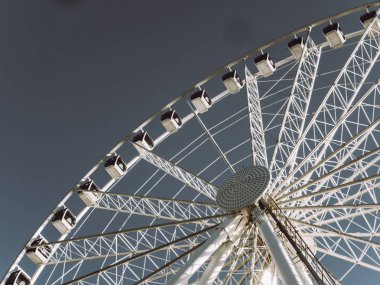 dönme dolap üzerinde gökyüzü arka plan