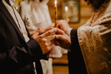  Gelin ve damat düğün mumlar elinde tutan