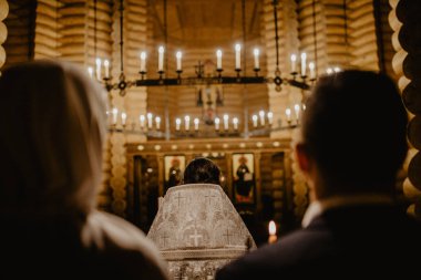  Gelin ve damat düğün mumlar elinde tutan