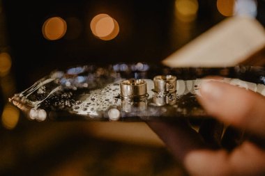 düğün töreni. kilisede düğün. Alyans altın tabakta bir rahibin elinde