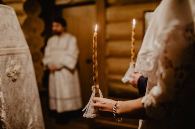  Gelin ve damat düğün mumlar elinde tutan