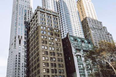 Manhattan'ın şehir merkezinde akşam göster.