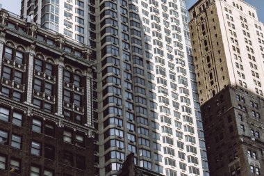 Manhattan'ın şehir merkezinde akşam göster.