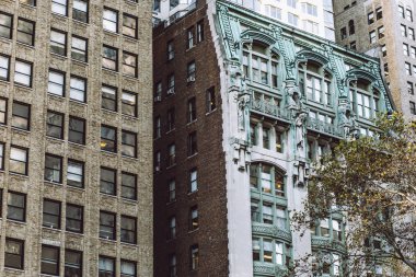 Manhattan'ın şehir merkezinde akşam göster.