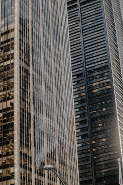 Manhattan'ın şehir merkezinde akşam göster.