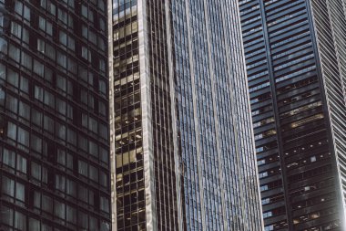 Manhattan'ın şehir merkezinde akşam göster.