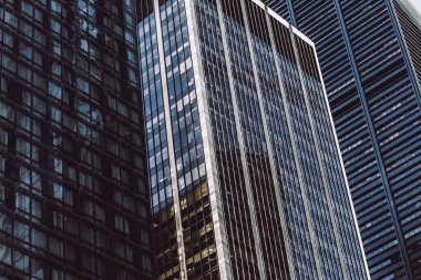 Manhattan'ın şehir merkezinde akşam göster.