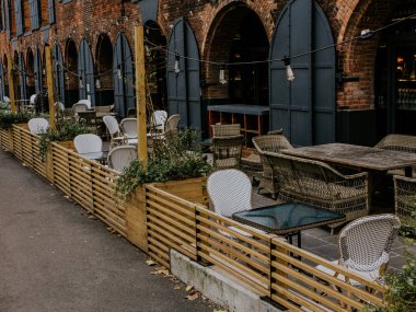 Şehir içinde rahat açık kafe