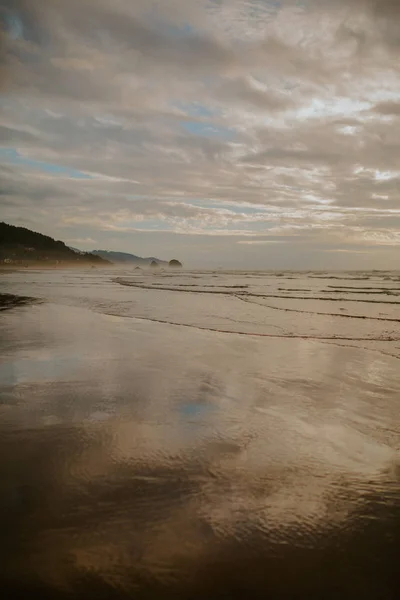 Strand Mit Gelbem Sand Und Blauem Himmel — Stockfoto
