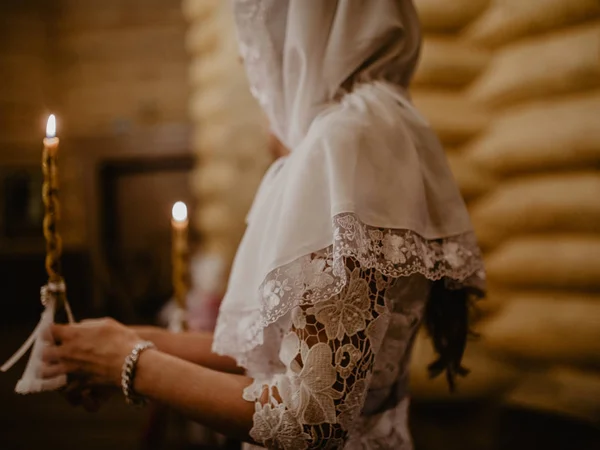 Невеста Жених Держат Руках Свадебные Свечи — стоковое фото