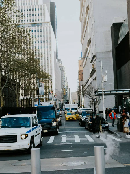 Visa Manhattan Downtown Kvällen Med Bilar — Stockfoto