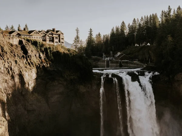 Casas Cerca Cascada Sobre Fondo Natural — Foto de Stock