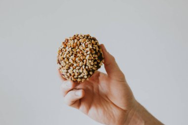 Erkek el holding lezzetli çörek 