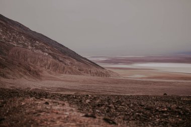 Arka plan güneşli günde dağ
