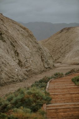 Arka plan güneşli günde dağ