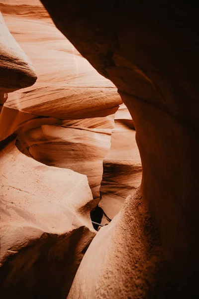 在美国的峡谷中被侵蚀的砂岩的鲜艳颜色 红色的岩石波侵蚀 — 图库照片