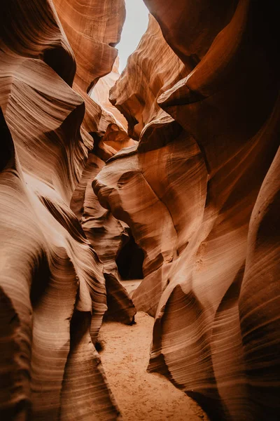 在美国的峡谷中被侵蚀的砂岩的鲜艳颜色 红色的岩石波侵蚀 — 图库照片