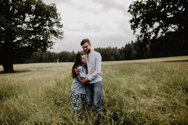 Yürüyüş ve yeşil alanına sarılma aşık genç çift portresi