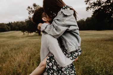 Yürüyüş ve yeşil alanına sarılma aşık genç çift portresi