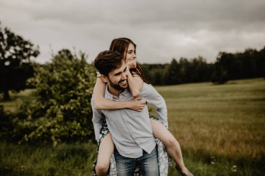 Yürüyüş ve yeşil alanına sarılma aşık genç çift portresi