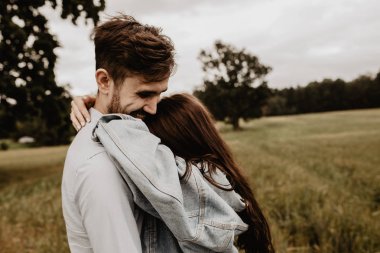 Yürüyüş ve yeşil alanına sarılma aşık genç çift portresi