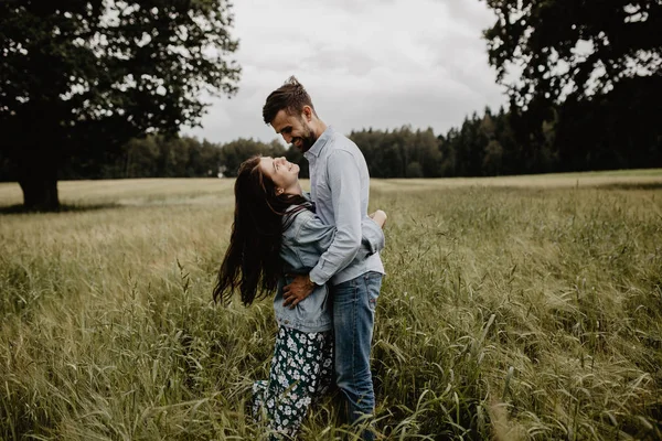 Portrait Young Couple Love Walking Hugging Green Field — Stock Photo, Image