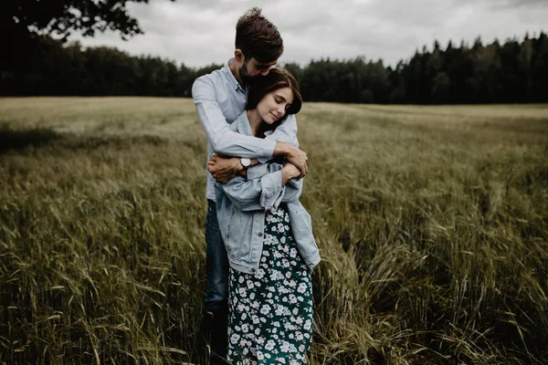 Portrait Young Couple Love Walking Hugging Green Field — Stock Photo, Image