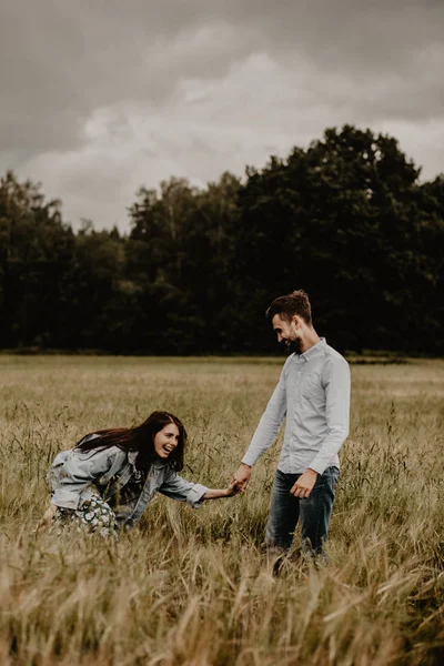 Outdoor Shot Young Couple Walking Meadow Hand Hand — Stock Photo, Image