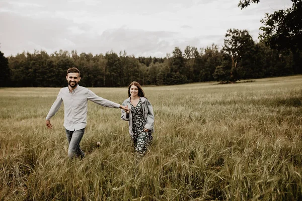 Colpo All Aperto Giovane Coppia Piedi Attraverso Prato Mano Nella — Foto Stock